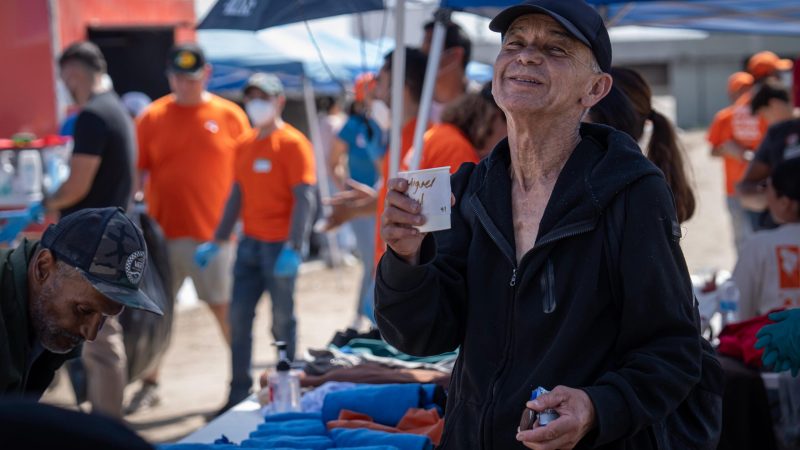 Llevan esperanza y apoyo para personas necesitadas en la canalización del Río Tijuana