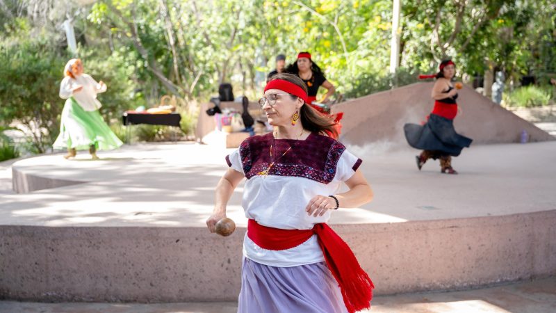 Xiuhtecuhtli Danza Conchera comparte tradición y energía en Tijuana