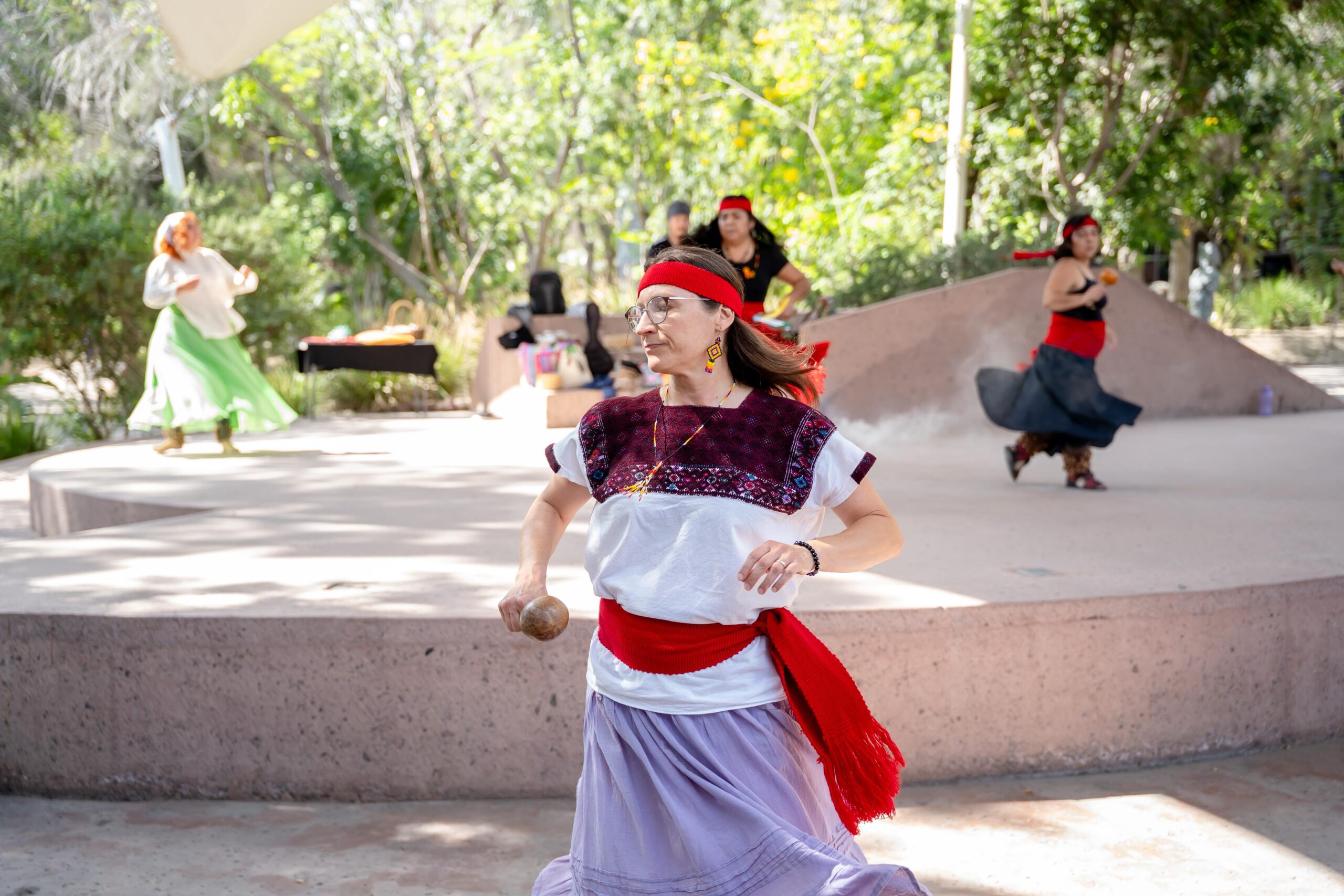 Xiuhtecuhtli Danza Conchera comparte tradición y energía en Tijuana