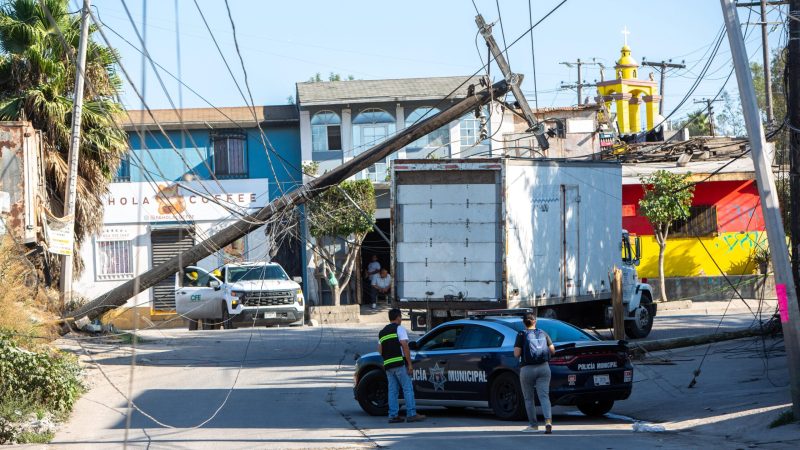 Camión derriba poste y deja sin luz a la colonia El Tecolote en Tijuana