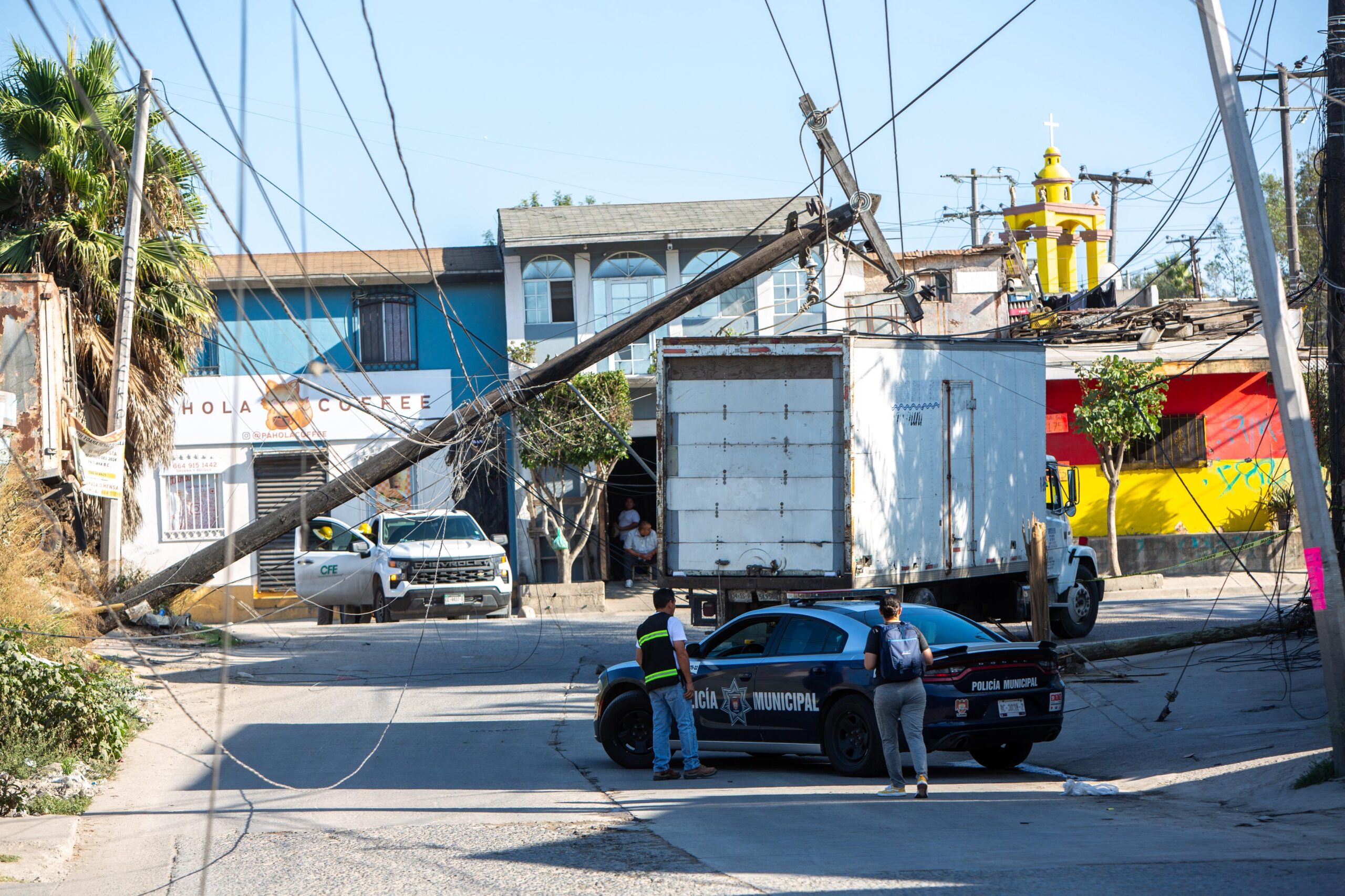 Camión derriba poste y deja sin luz a la colonia El Tecolote en Tijuana