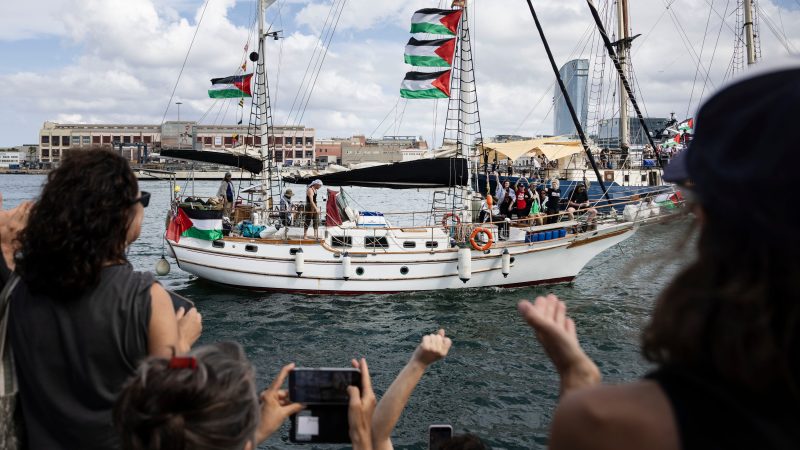 La flotilla humanitaria con ayuda para Gaza regresa a puerto por mal tiempo