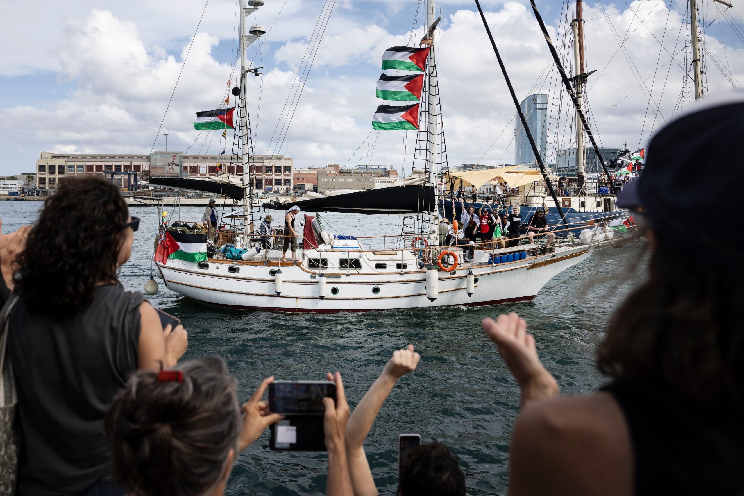 La flotilla humanitaria con ayuda para Gaza regresa a puerto por mal tiempo