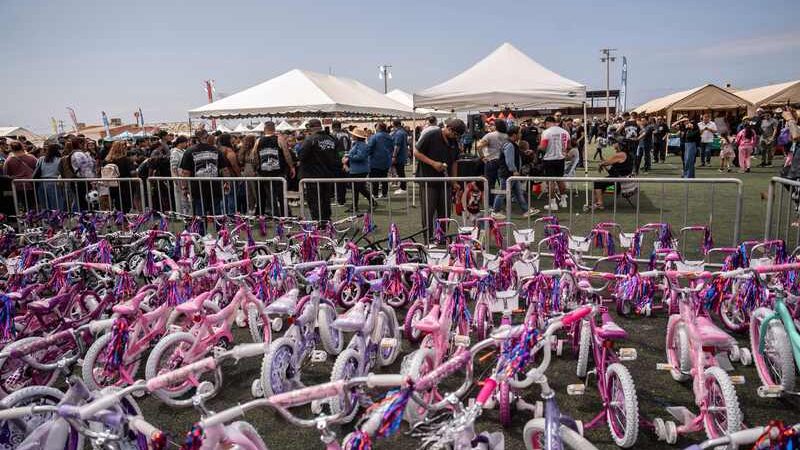 Más de 2 mil juguetes y bicicletas son entregados en evento “Bikers por la Niñez” en Rosarito