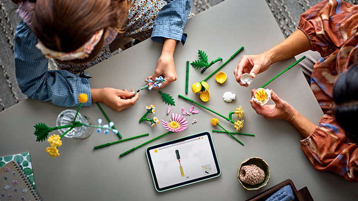 Lego se pinta de amarillo para regalar flores que no se marchitan