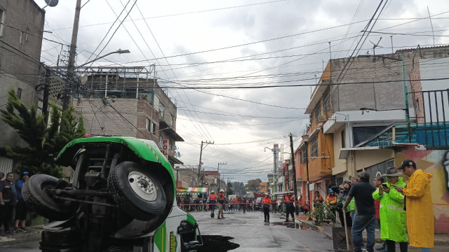 Así luce ahora el enorme socavón que tragó un camión de Jarritos y amenaza casas en Iztapalapa