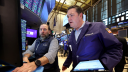 Wall Street retrocede; acciones de Netflix presionan con un desplome de casi 10%