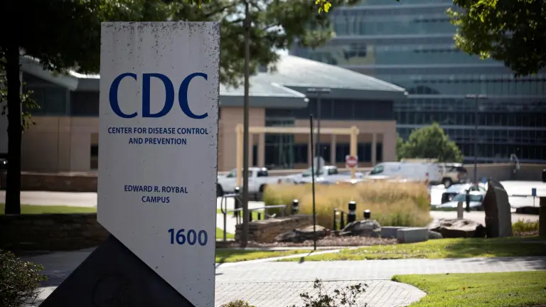 Administración Trump despide a decenas de funcionarios de los CDC, según NYT