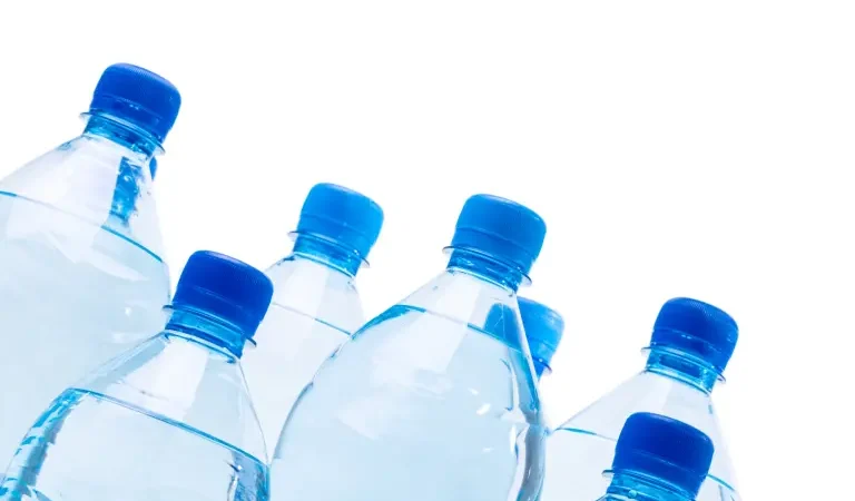 Tu botella de agua puede tener más bacterias que un baño si no la lavas en tres días, según estudios