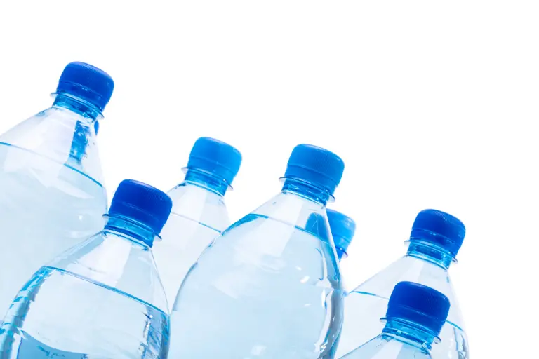 Tu botella de agua puede tener más bacterias que un baño si no la lavas en tres días, según estudios