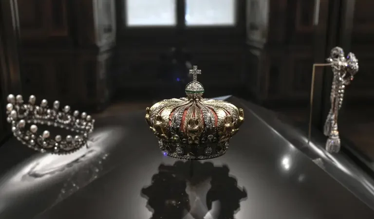 El valor de las joyas robadas en el Louvre es estimado en más de 100 millones de dólares