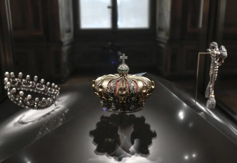 El valor de las joyas robadas en el Louvre es estimado en más de 100 millones de dólares