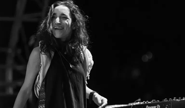 El techno como catarsis y un grito de libertad por Palestina