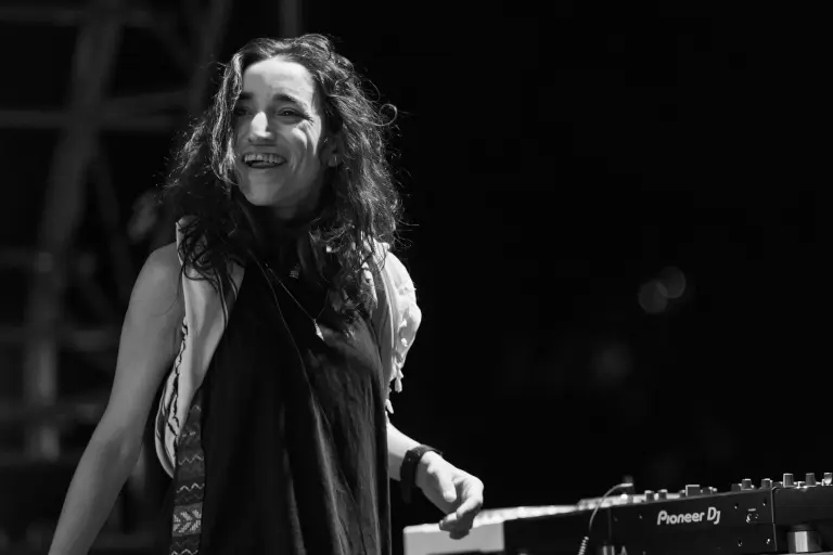 El techno como catarsis y un grito de libertad por Palestina