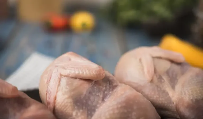 El futuro de la carne: El pollo dominará el consumo global en 2035, según la FAO y la OCDE