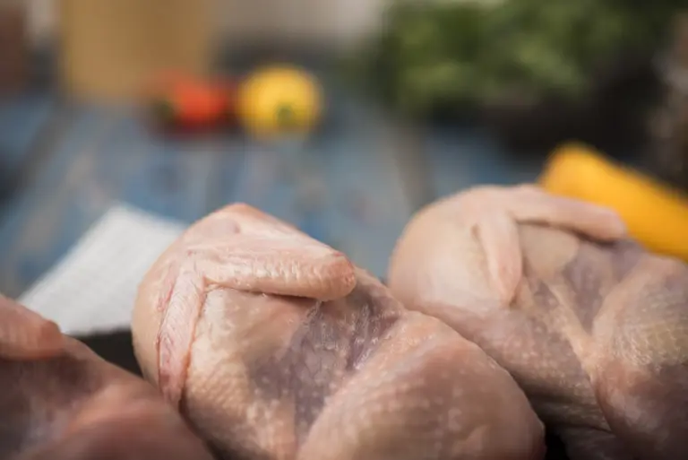 El futuro de la carne: El pollo dominará el consumo global en 2035, según la FAO y la OCDE