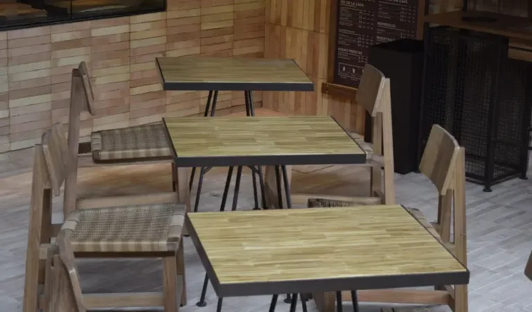 Del sushi al escritorio: El emprendimiento que crea muebles a partir de palillos reciclados