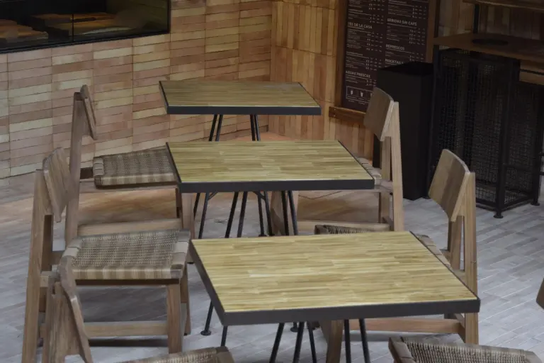 Del sushi al escritorio: El emprendimiento que crea muebles a partir de palillos reciclados