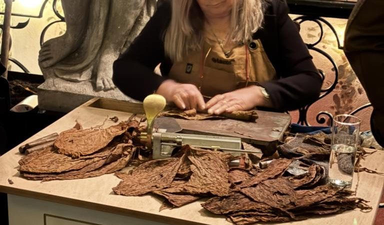 El sabor del humo: La maestra torcedora que llevó el arte del habanoa l mundo
