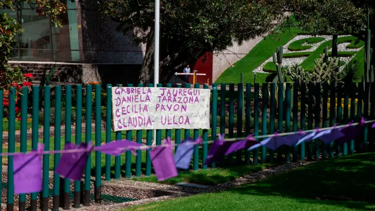 Con "mitin poético" protestan frente al FCE por selección con disparidad de género