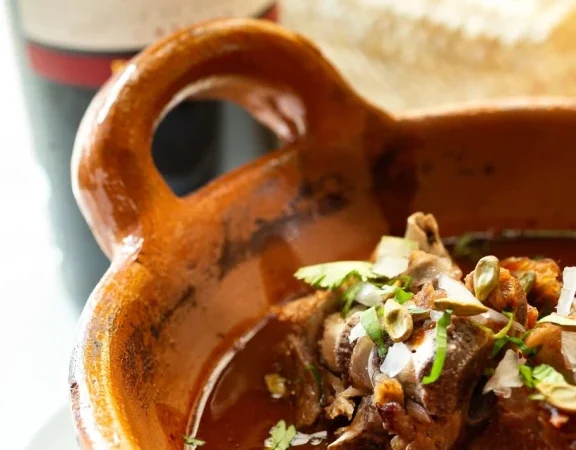 ¿Dónde probar Mole de caderas? Nicos celebra su temporada con el sabor y la tradición poblana