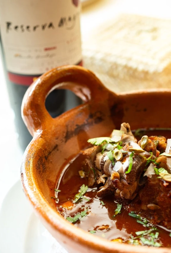 ¿Dónde probar Mole de caderas? Nicos celebra su temporada con el sabor y la tradición poblana