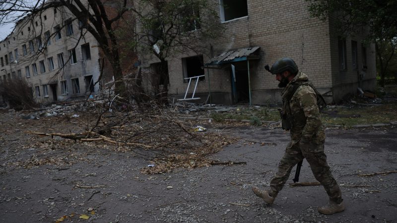 En el limbo bélico del frente de Ucrania: una ciudad de autómatas y un cadáver olvidado en el hospital