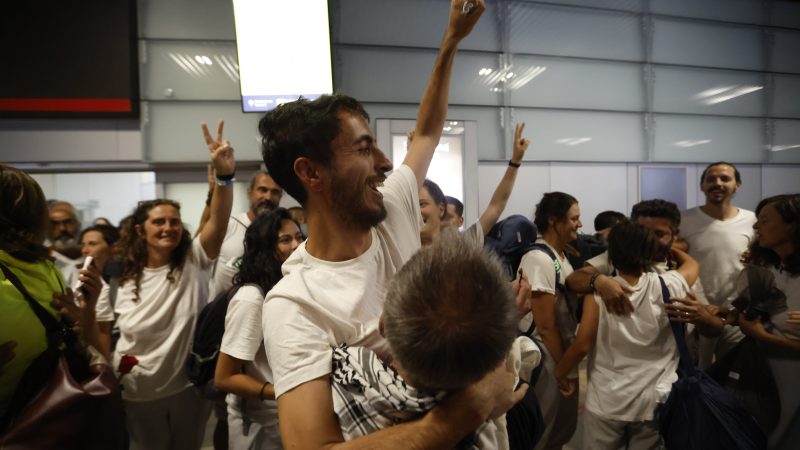 El primer grupo de españoles detenidos por Israel regresa a España: “Nos han golpeado y atado de pies y manos”