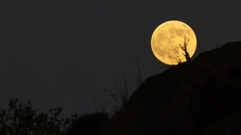 Luna llena en Tijuana revela un espectáculo en el cielo de la frontera