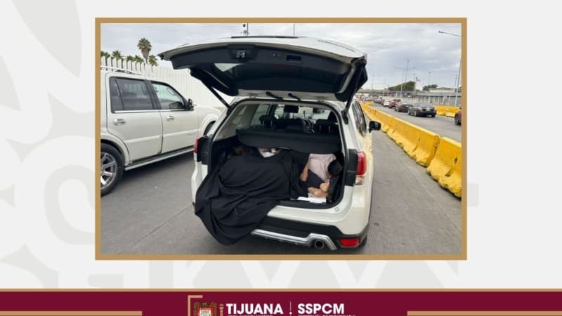 Auxilia Policía Municipal a mujer que localizó a tres personas en la cajuela de su vehículo en la Garita de Otay