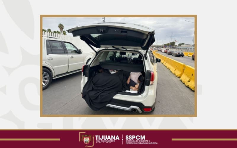Auxilia Policía Municipal a mujer que localizó a tres personas en la cajuela de su vehículo en la Garita de Otay