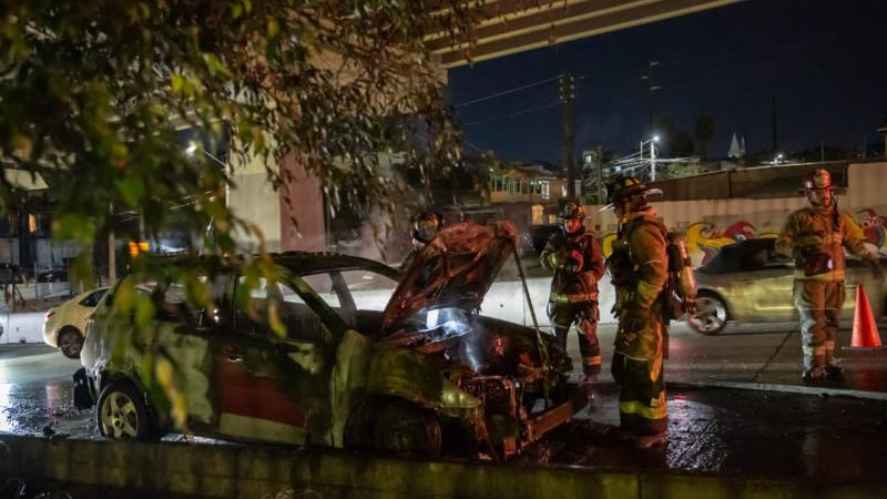 Anoche se incendia auto en Av. Internacional en dirección a Playas de Tijuana