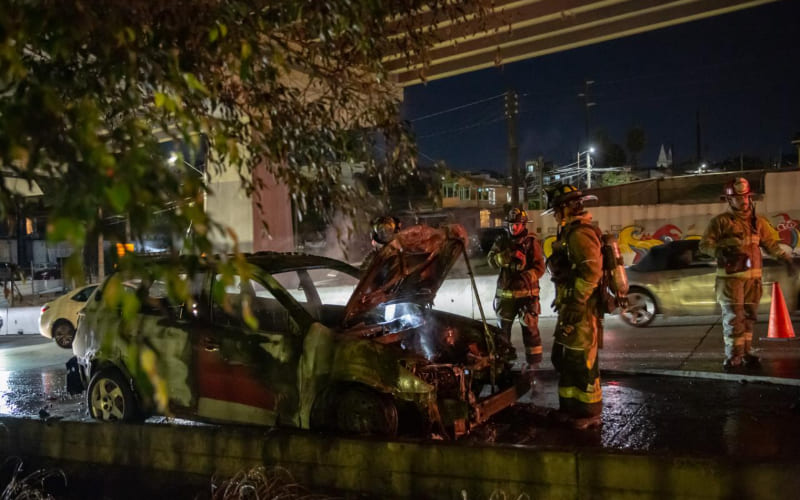 Anoche se incendia auto en Av. Internacional en dirección a Playas de Tijuana