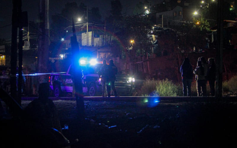 Hallan hombre sin vida con mensaje de amenazas en el Maclovio Rojas
