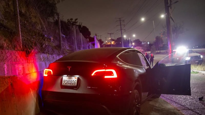 Conductor de Tesla pierde el control y choca en el Libramiento Rosas Magallón