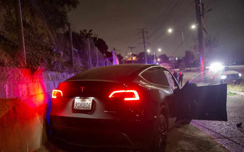 Conductor de Tesla pierde el control y choca en el Libramiento Rosas Magallón