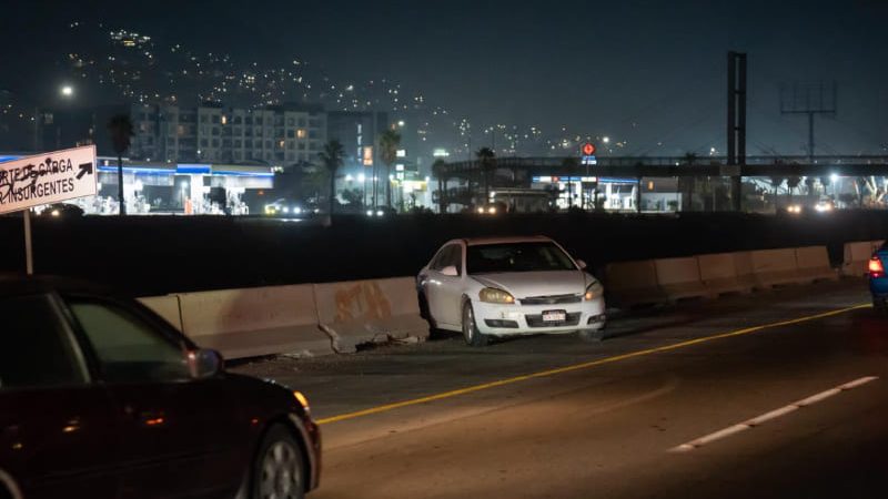 Fuerte accidente en la Vía Rápida Poniente; no se reportan lesionados