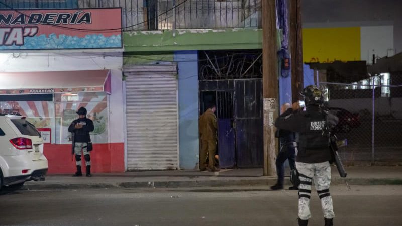 Hombres intentan huir de vivienda donde estaban cautivos; uno fue asesinado