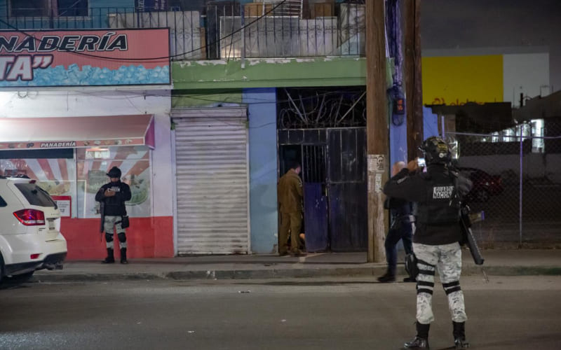 Hombres intentan huir de vivienda donde estaban cautivos; uno fue asesinado
