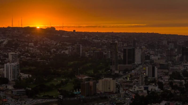 Atardecer de octubre pinta el cielo de Tijuana con tonos dorados y rosados