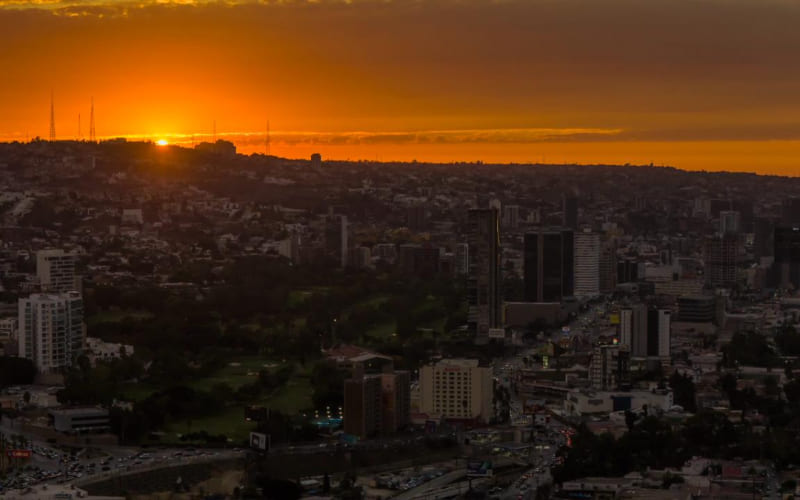 Atardecer de octubre pinta el cielo de Tijuana con tonos dorados y rosados