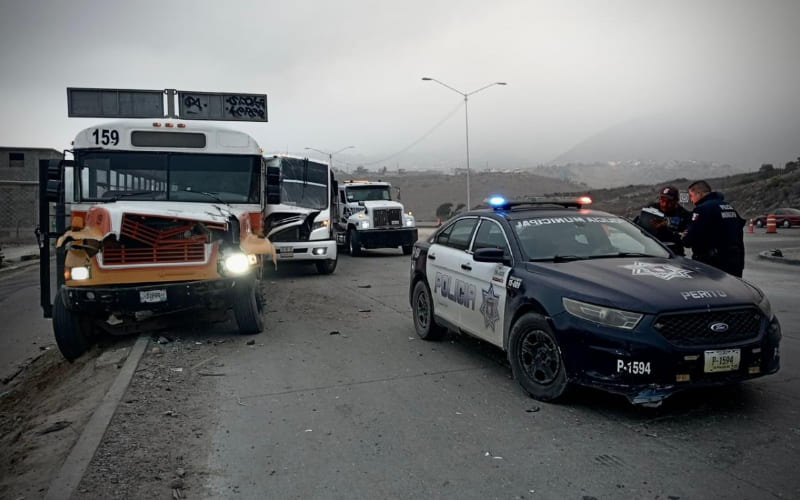 #ÚltimaHora | Aparatoso accidente multiple sobre el bulevar 2000; dos unidades de transporte de personal y un taxi involucrado