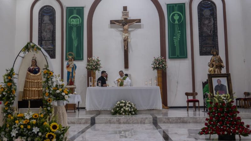 Colocan una fotografía del Arzobispo de Tijuana Francisco Moreno Barrón y un arreglo floral en las misas vespertinas de este domingo