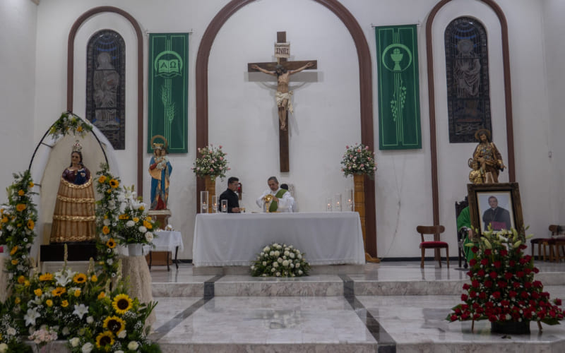 Colocan una fotografía del Arzobispo de Tijuana Francisco Moreno Barrón y un arreglo floral en las misas vespertinas de este domingo