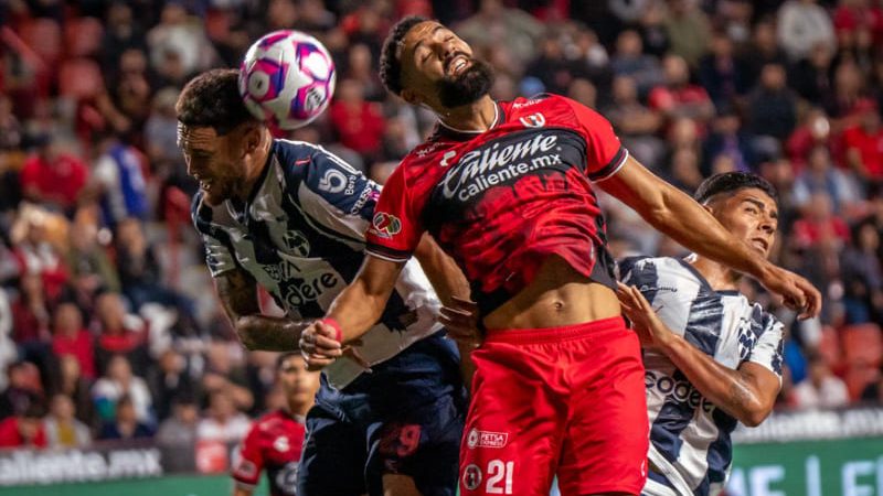 Xolos y Rayados empatan a dos goles en el Estadio Caliente