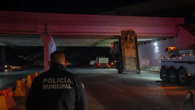 Falla mecánica deja camión atorado bajo puente rumbo a Playas de Tijuana