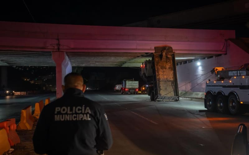 Falla mecánica deja camión atorado bajo puente rumbo a Playas de Tijuana