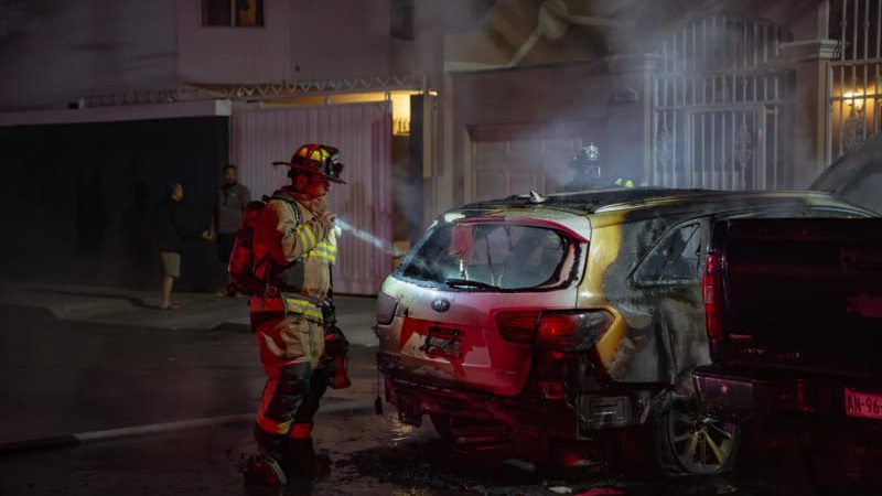 Pareja incendia vehículo en la Zona Norte; fueron detenidos