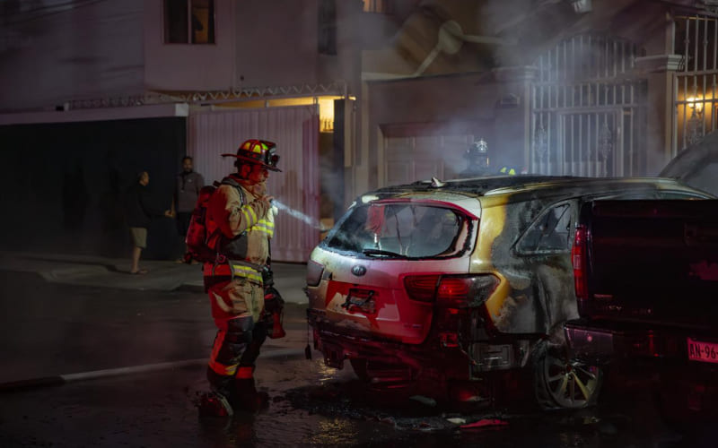 Pareja incendia vehículo en la Zona Norte; fueron detenidos