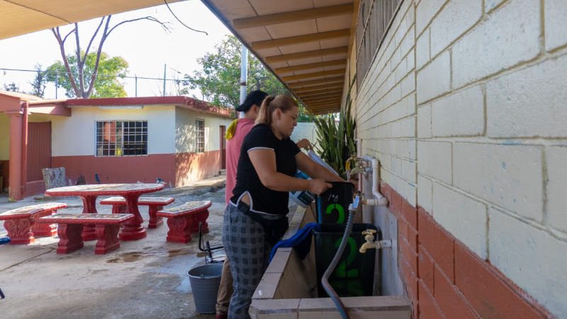 Comunidad escolar une esfuerzos para limpiar la primaria Carmen Serdán ante brotes del padecimiento “boca, mano, pie”